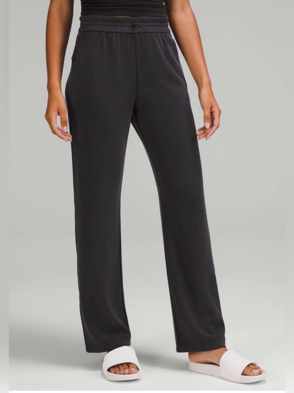 Lululemon Softstreme High-Rise Pant
Size: 4
Black